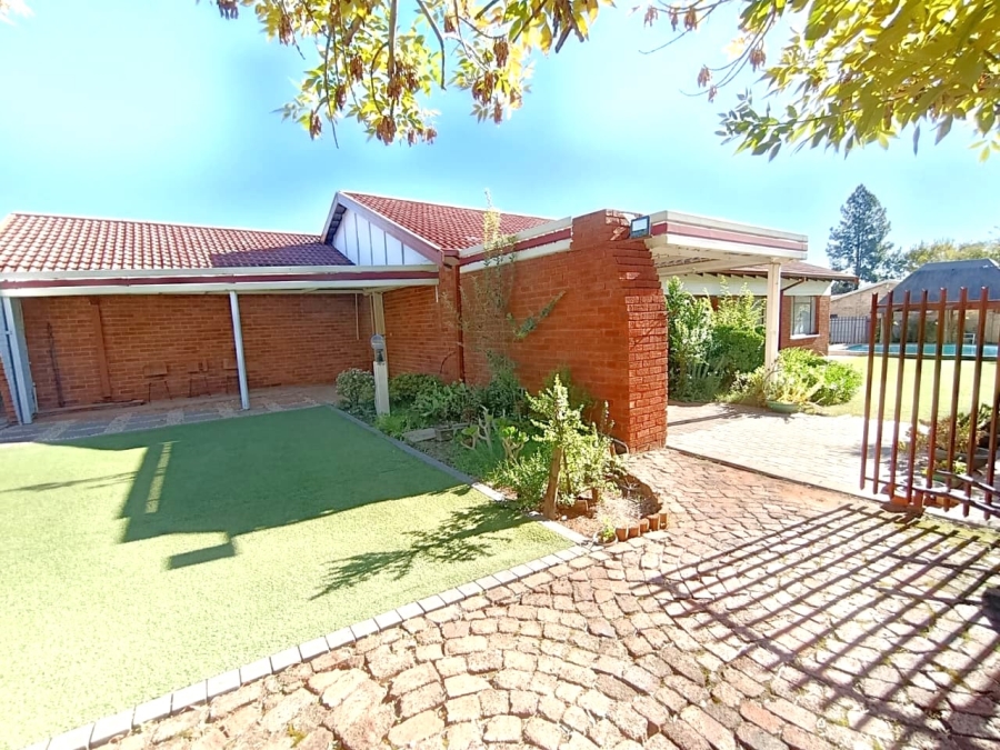 4 Bedroom Property for Sale in Langenhovenpark Free State